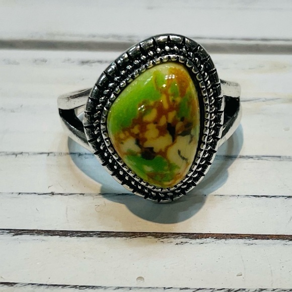 Woman's Handmade Vintage Boho Green Gemstone Unique Silver Tone Ring Size 8 - Picture 7 of 10